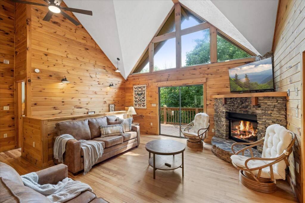 1 Min To The Parkway Spacious Cabin W 3 Suites And Extra Bedroom! Pigeon Forge Luaran gambar