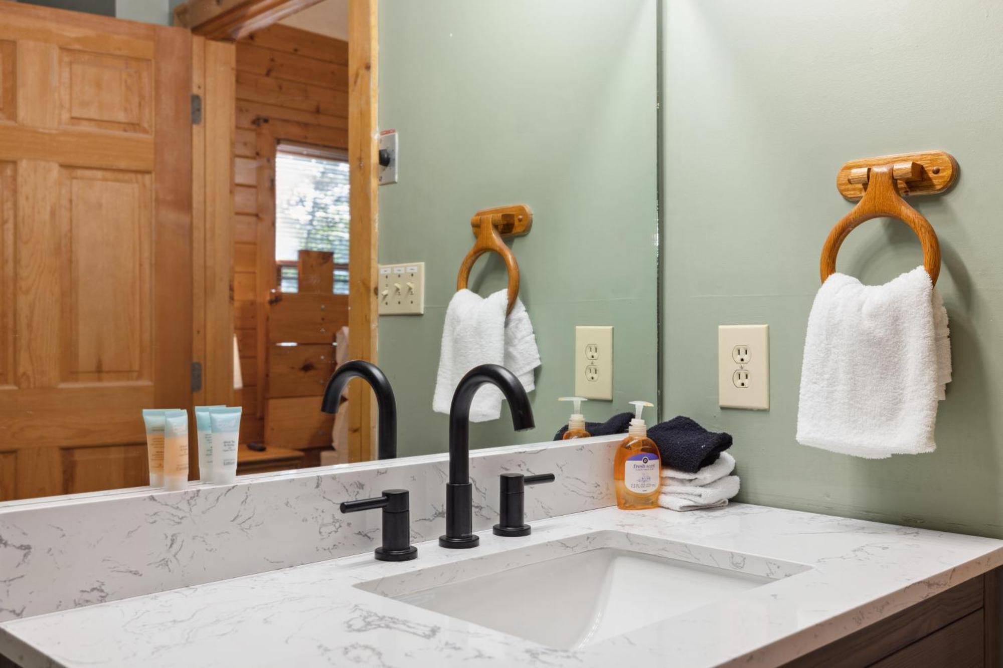 1 Min To The Parkway Spacious Cabin W 3 Suites And Extra Bedroom! Pigeon Forge Luaran gambar